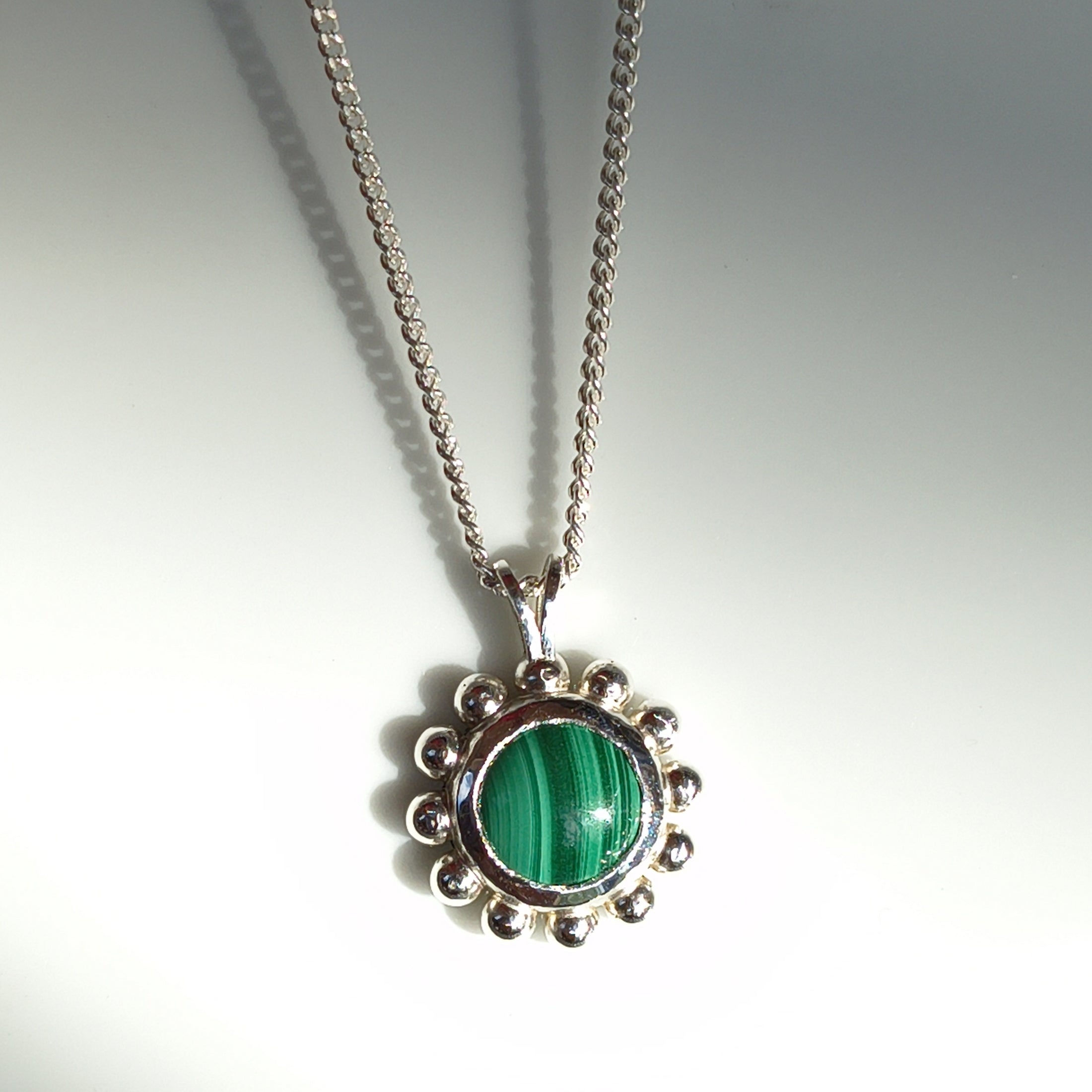 Ciondolo tondo con gemma di Malachite