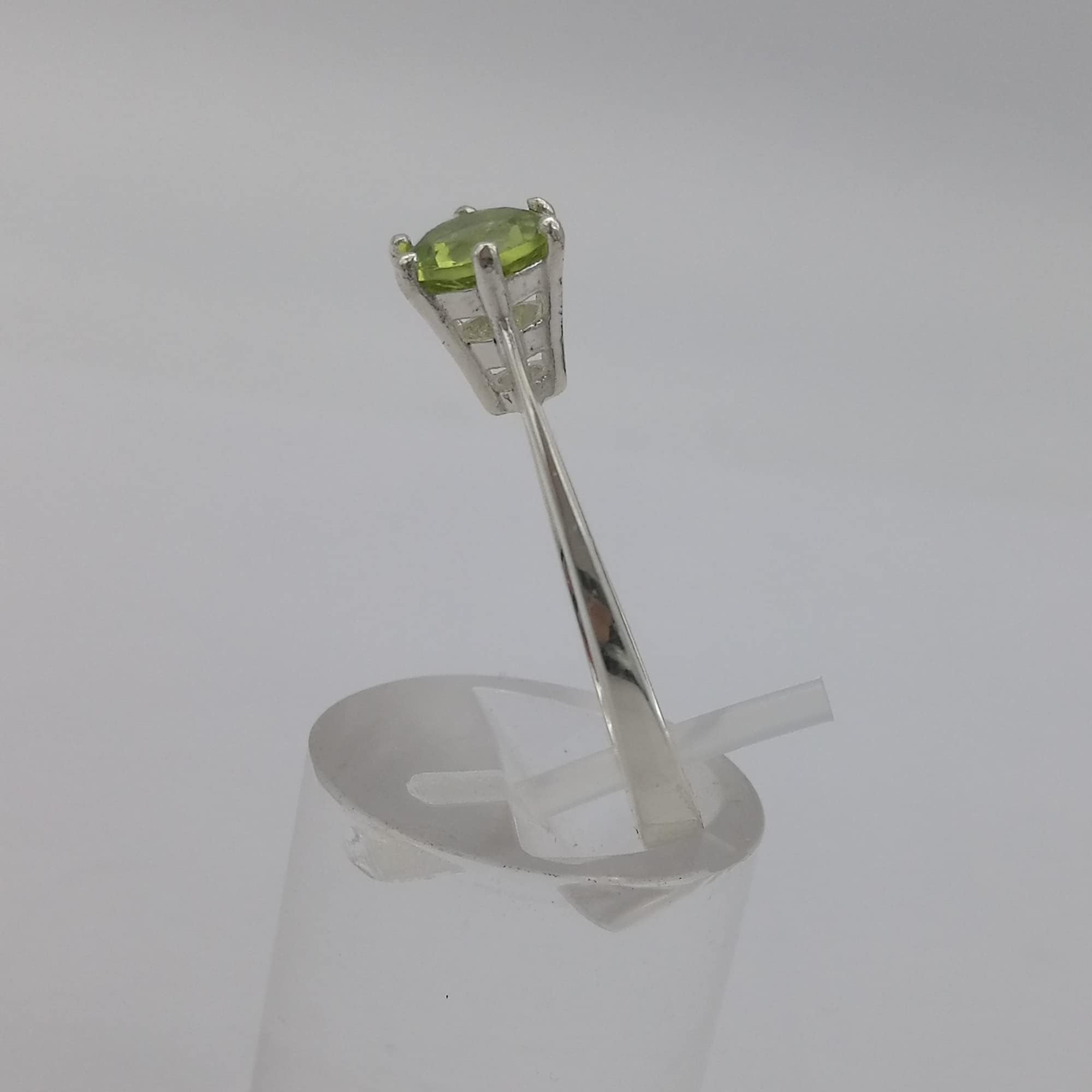 Anello solitario con peridoto