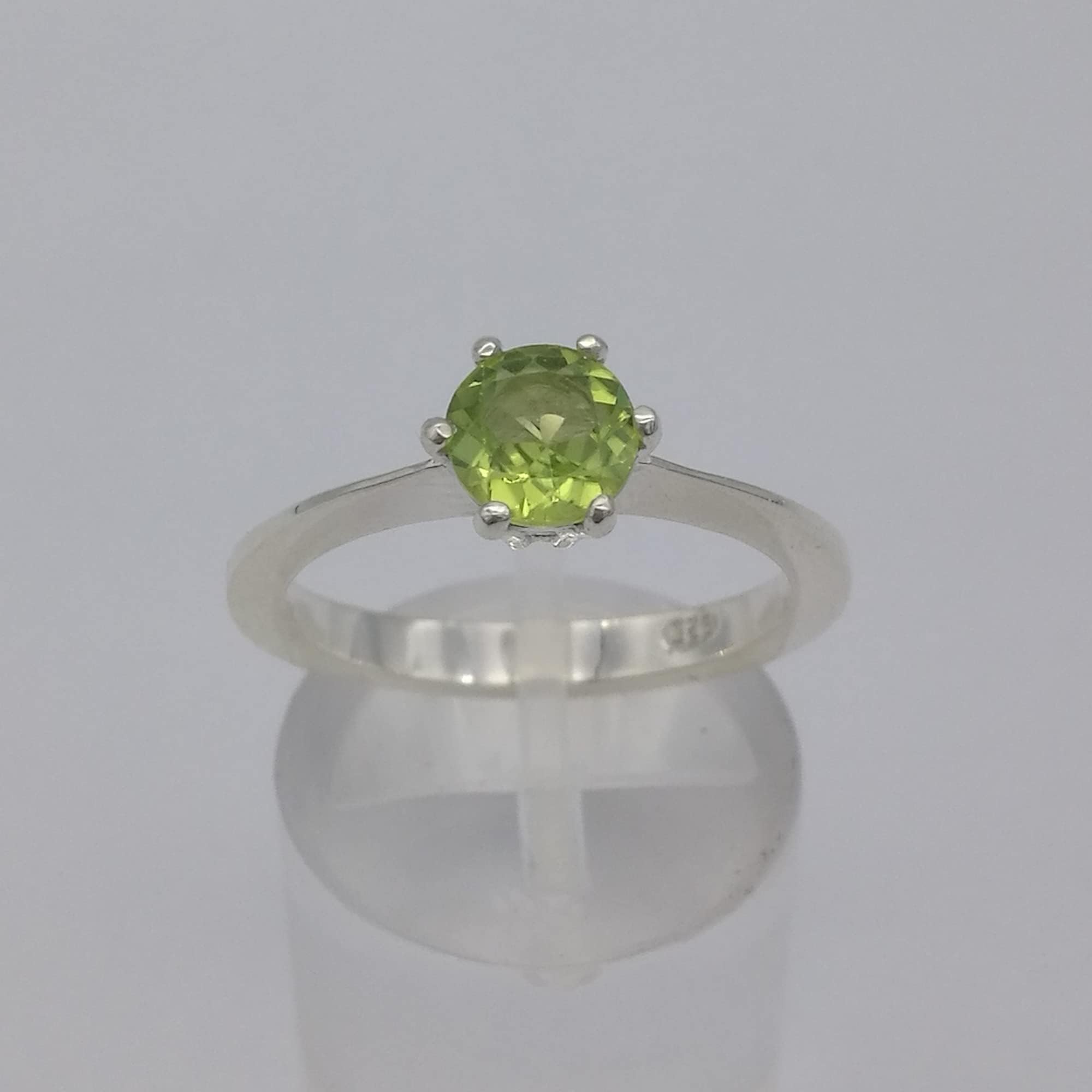 Anello solitario con peridoto