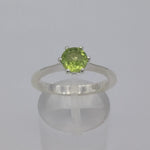 Carica l&#39;immagine nel visualizzatore di Gallery, Anello solitario con peridoto

