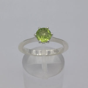 Anello solitario con peridoto