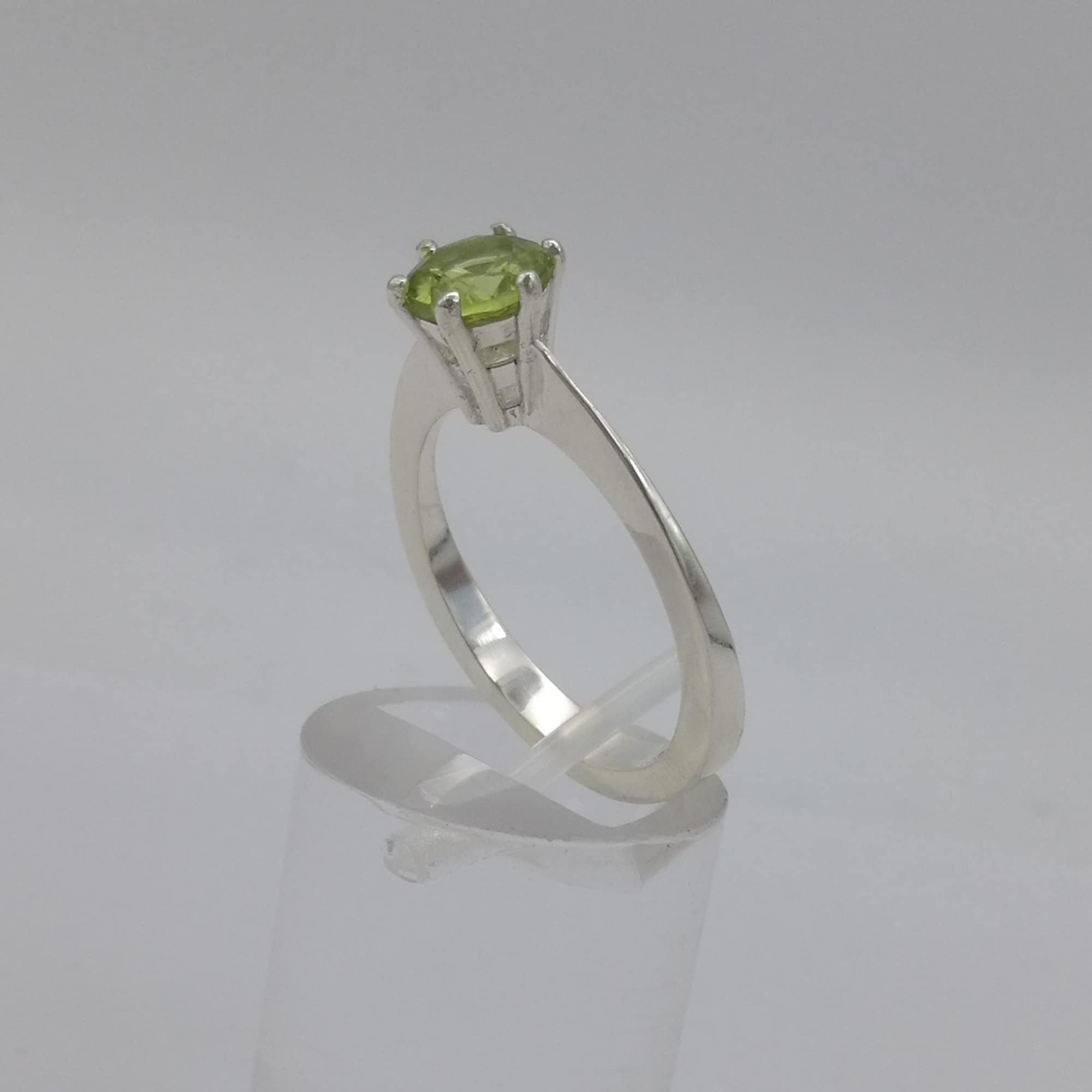 Anello solitario con peridoto