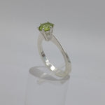 Carica l&#39;immagine nel visualizzatore di Gallery, Anello solitario con peridoto
