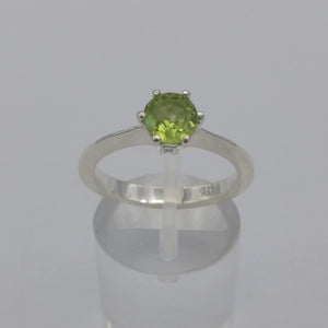 Anello solitario con peridoto