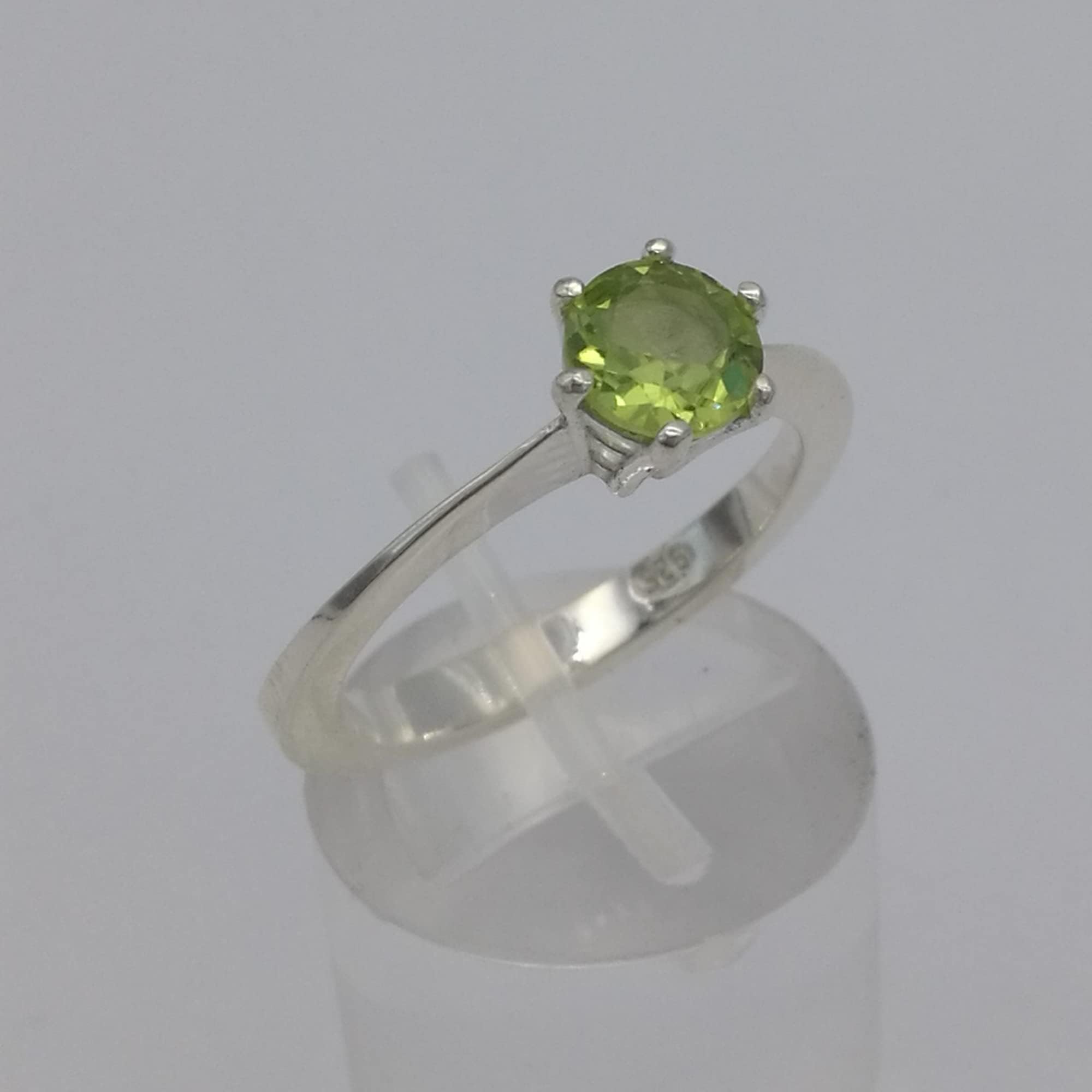 Anello solitario con peridoto