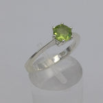 Carica l&#39;immagine nel visualizzatore di Gallery, Anello solitario con peridoto

