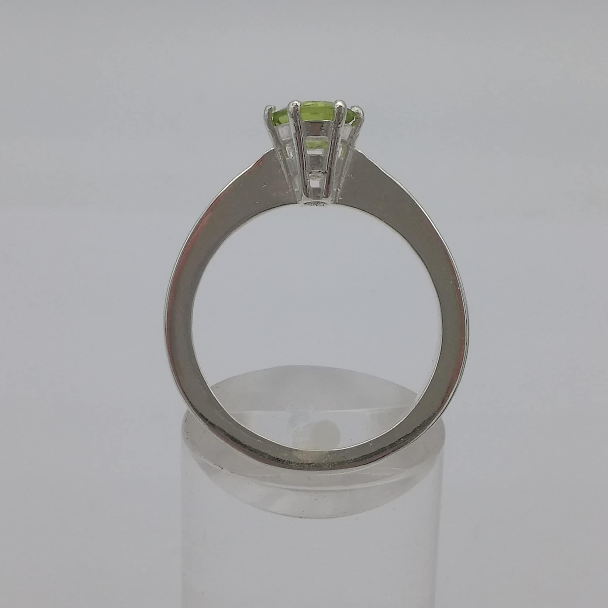 Anello solitario con peridoto