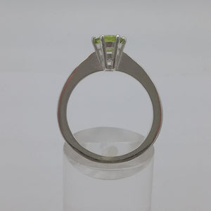 Anello solitario con peridoto