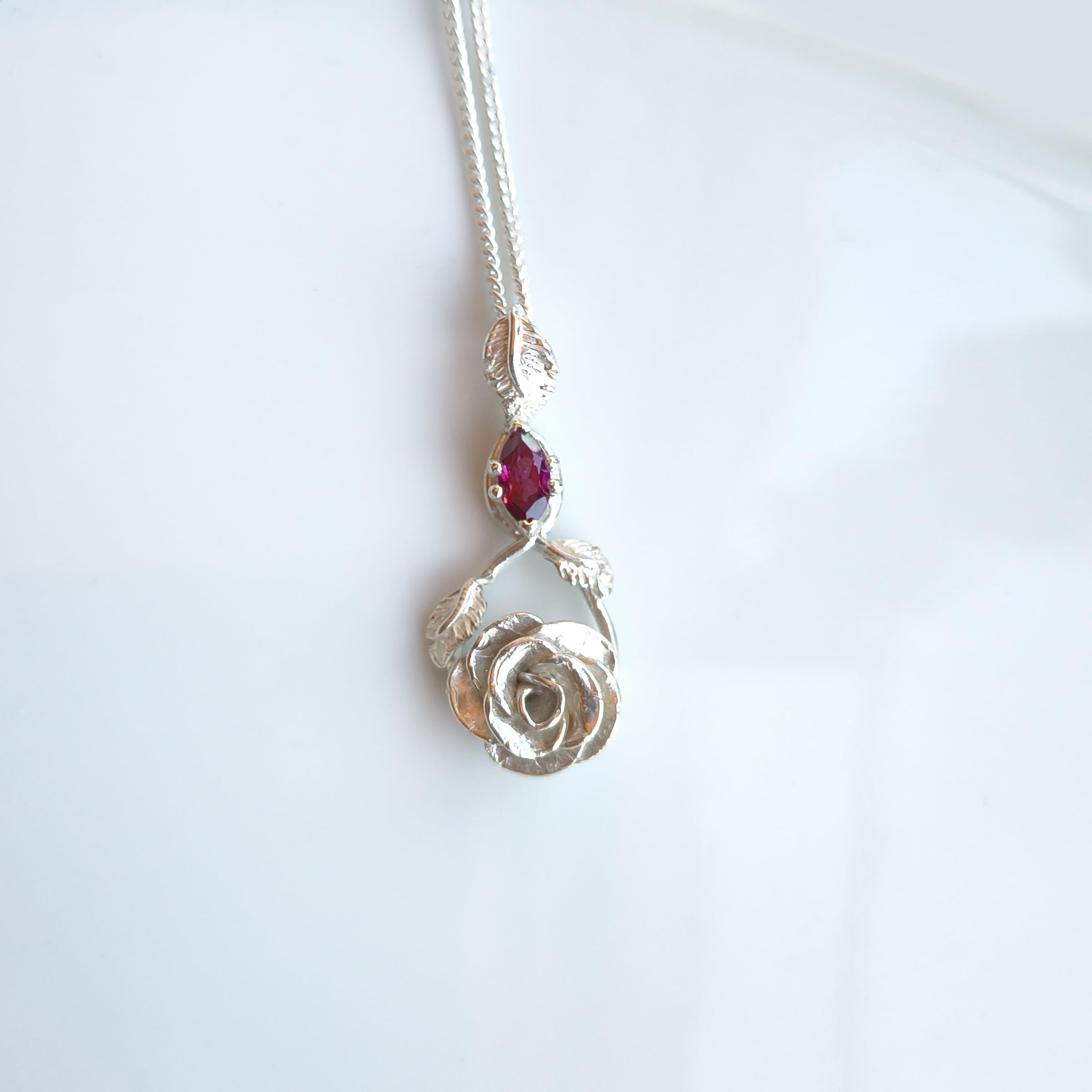 Ciondolo Rosa con gemma di rodolite naturale
