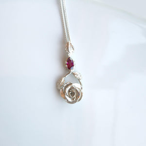 Ciondolo Rosa con gemma di rodolite naturale