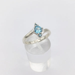 Anello contrarier con tre pietre
