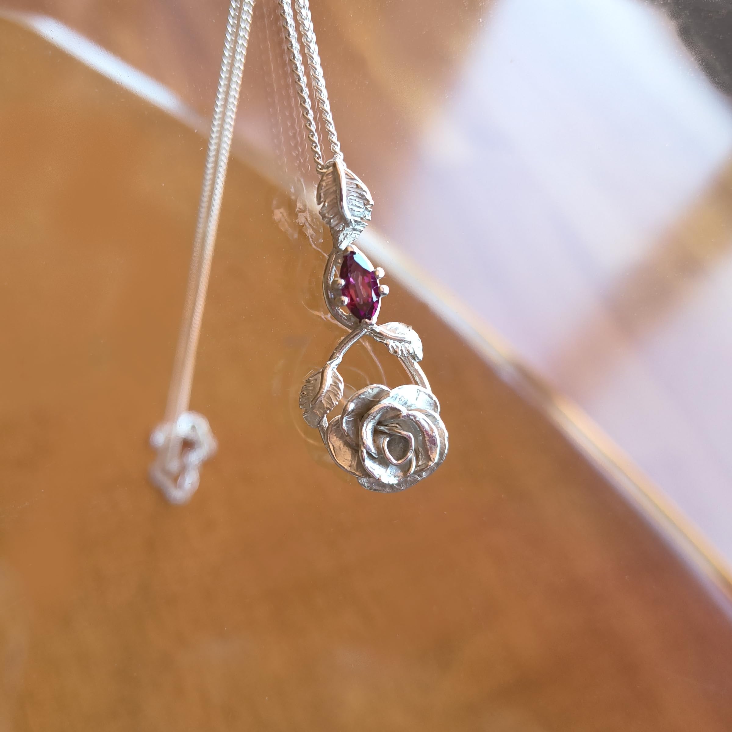 Ciondolo Rosa con gemma di rodolite naturale