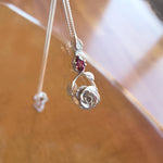 Carica l&#39;immagine nel visualizzatore di Gallery, Ciondolo Rosa con gemma di rodolite naturale
