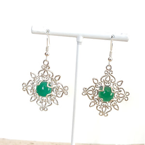 Orecchini in stile filigranato con agata verde