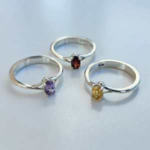 Anello con pietra ovale