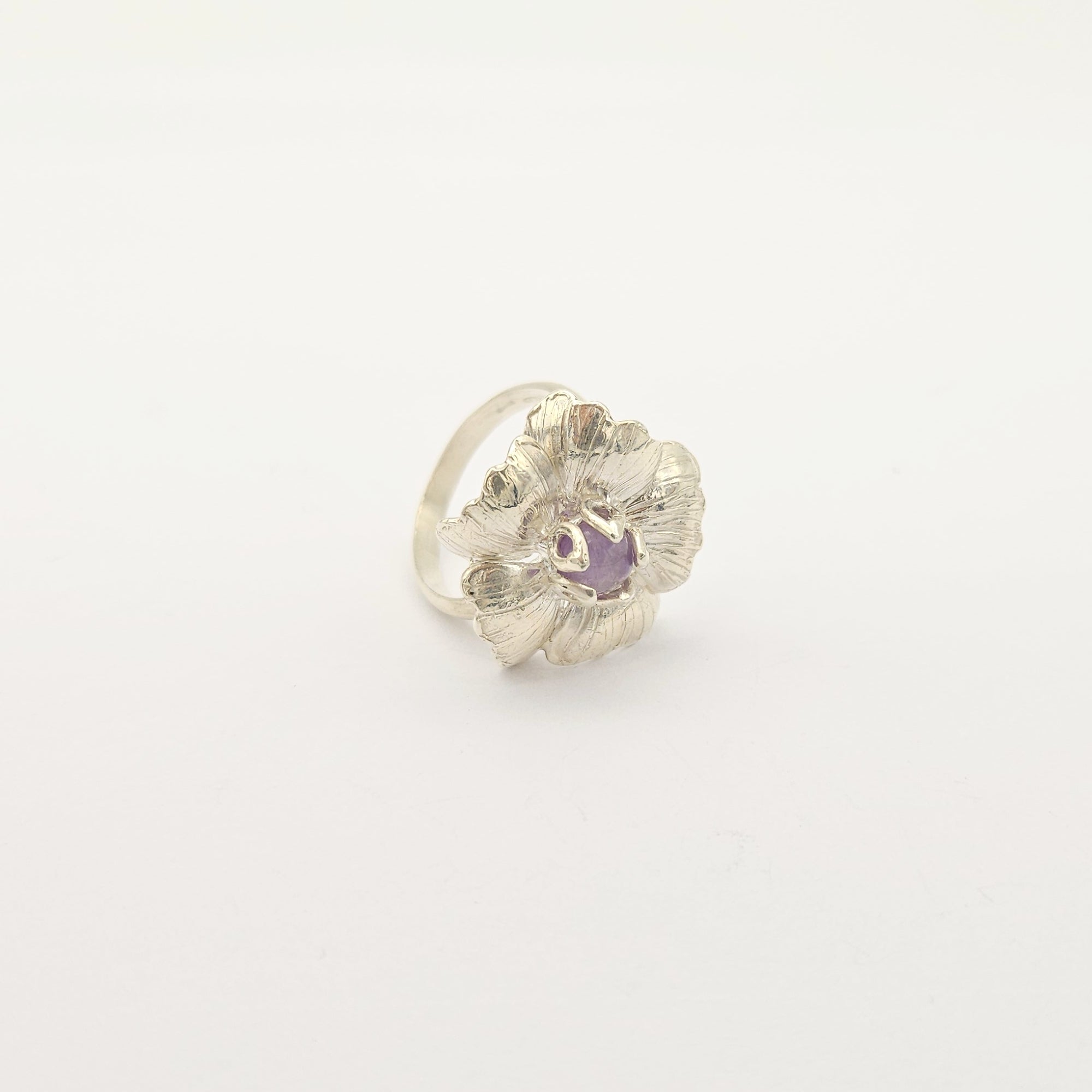 Anello stile floreale con gemma cabochon