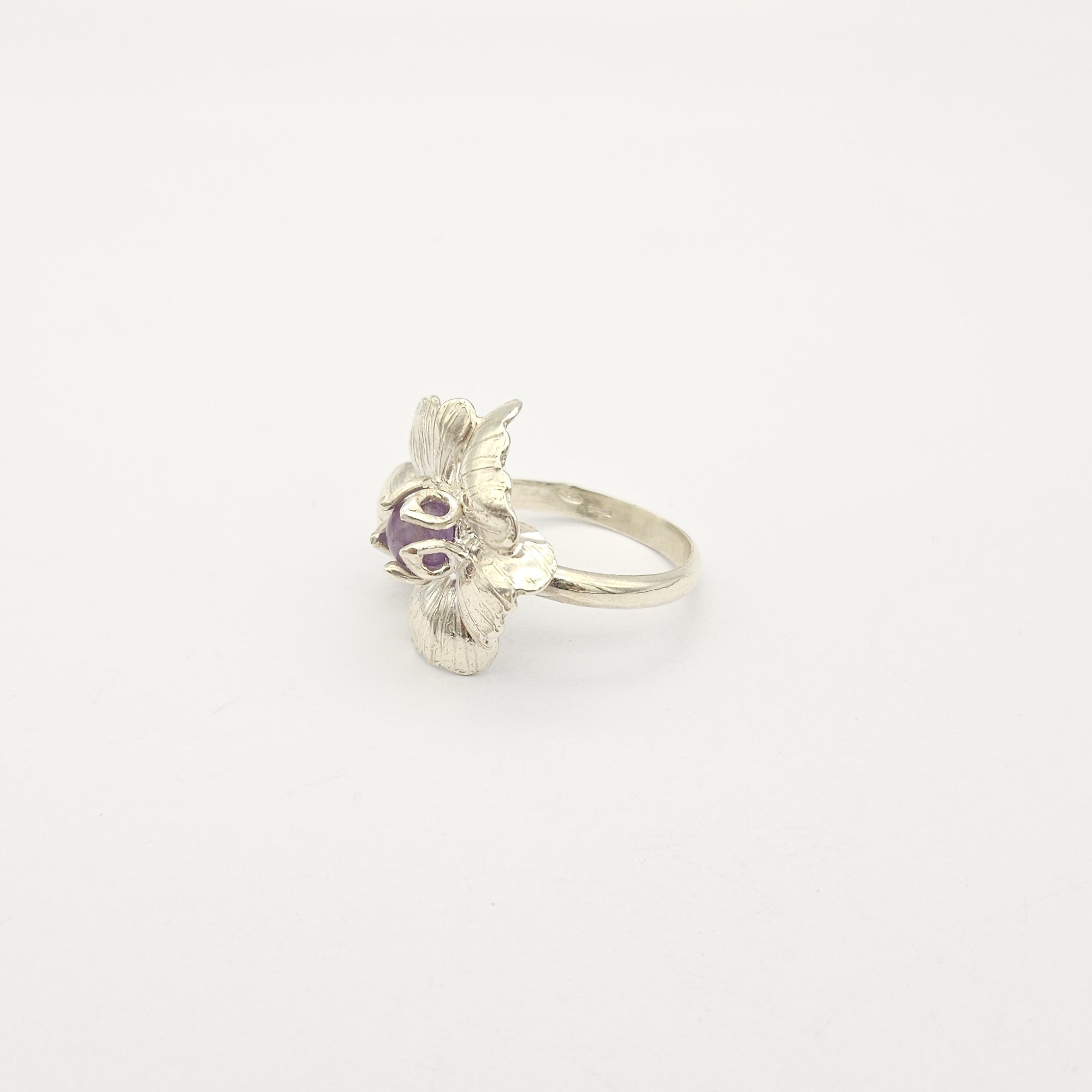 Anello stile floreale con gemma cabochon