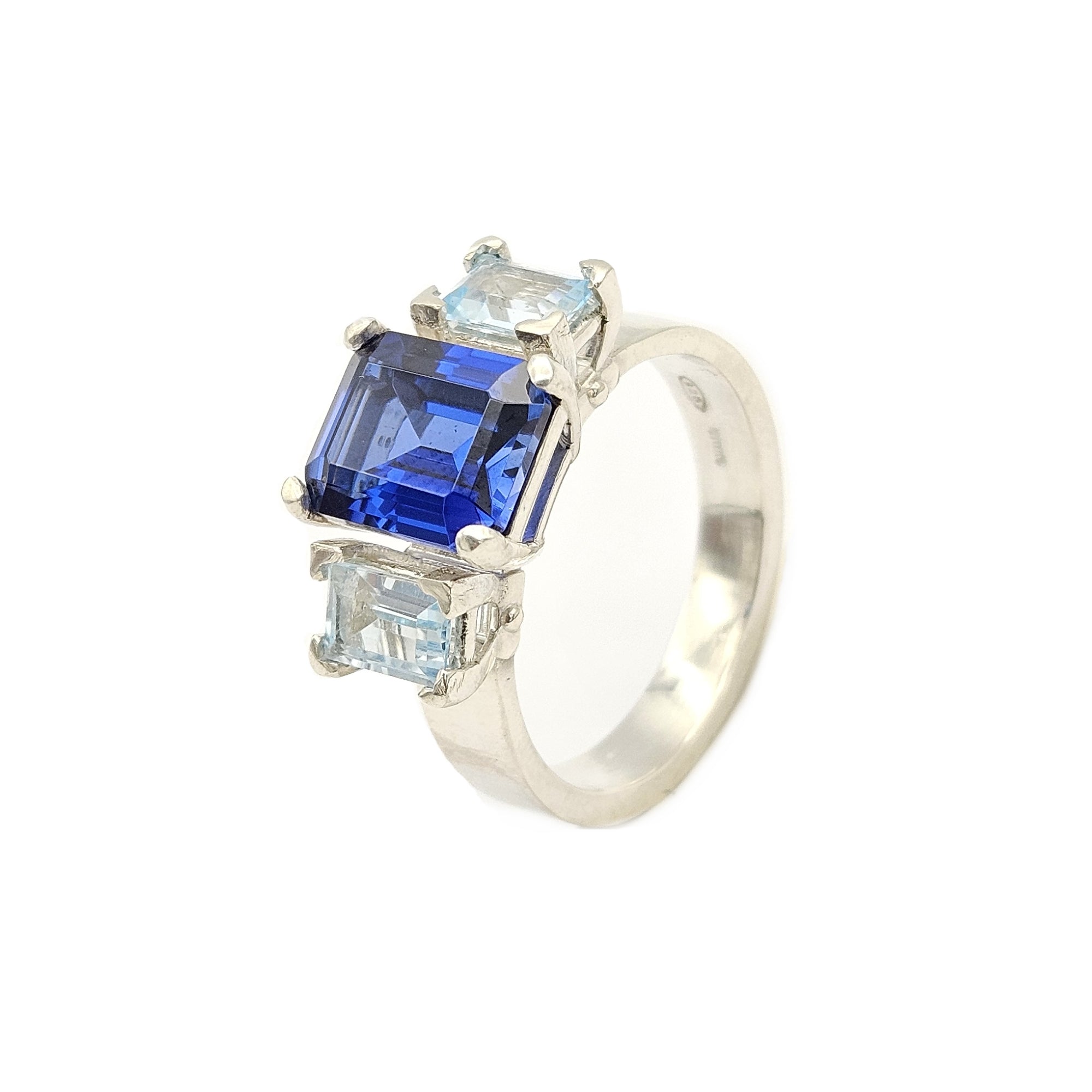 Anello con tripla pietra