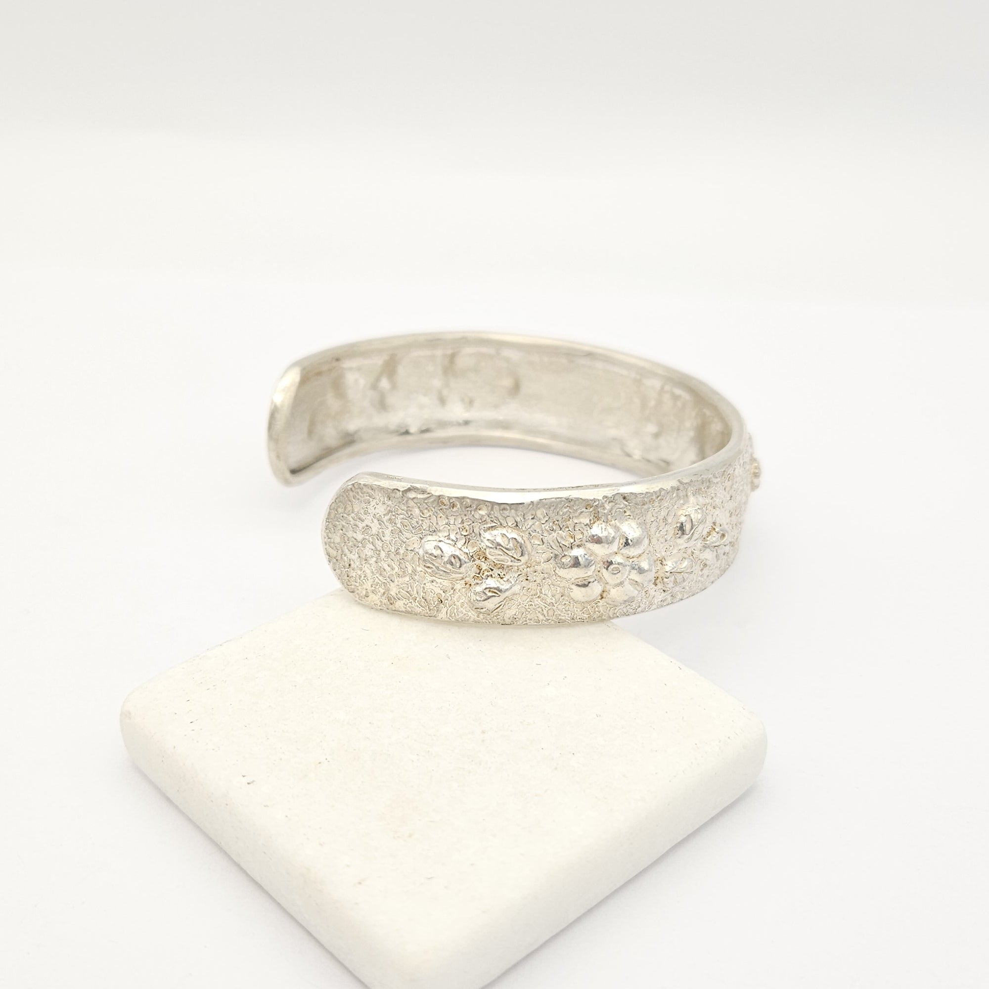 Bracciale in stile floreale - lavorato con tecnica a sbalzo