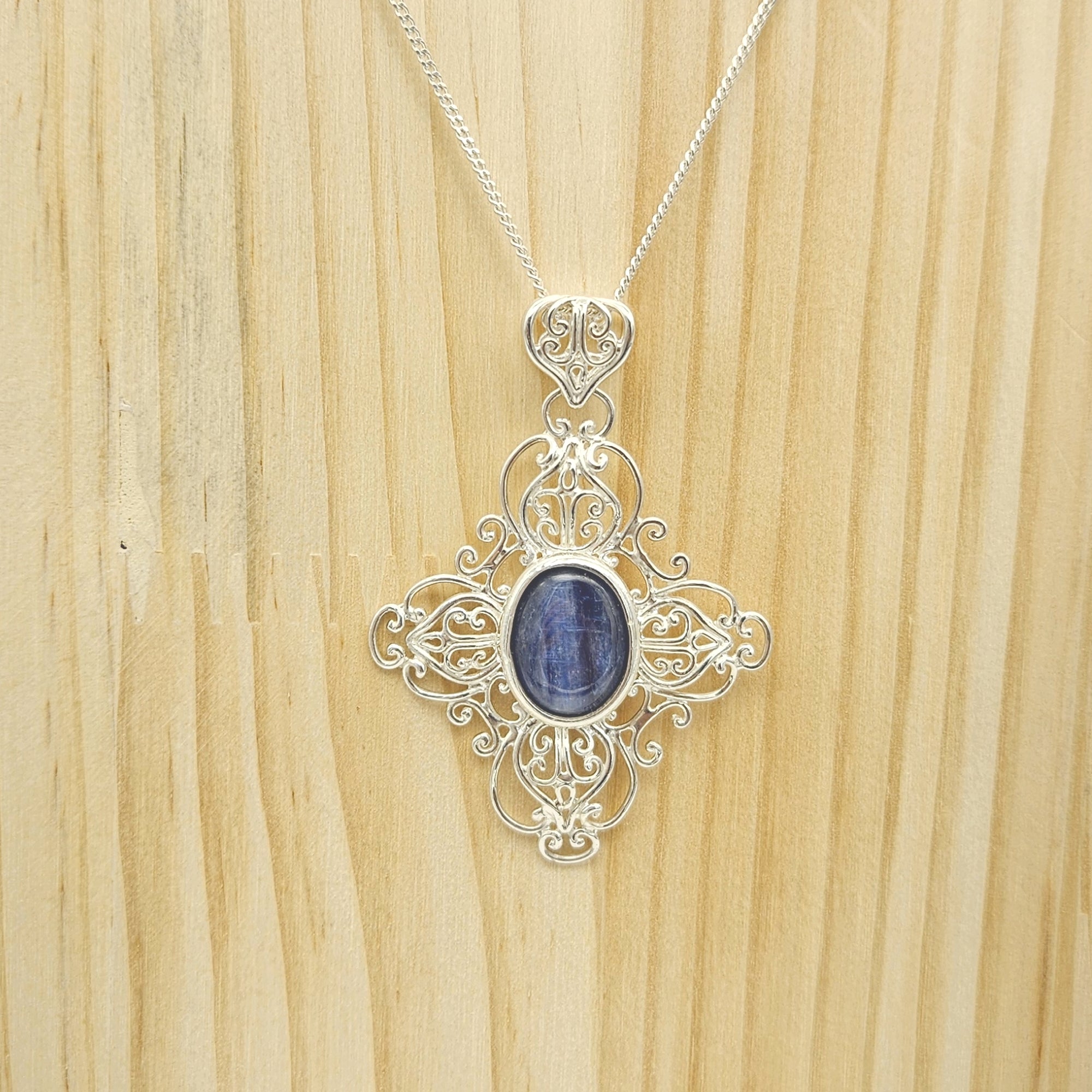 Ciondolo romboidale con cianite
