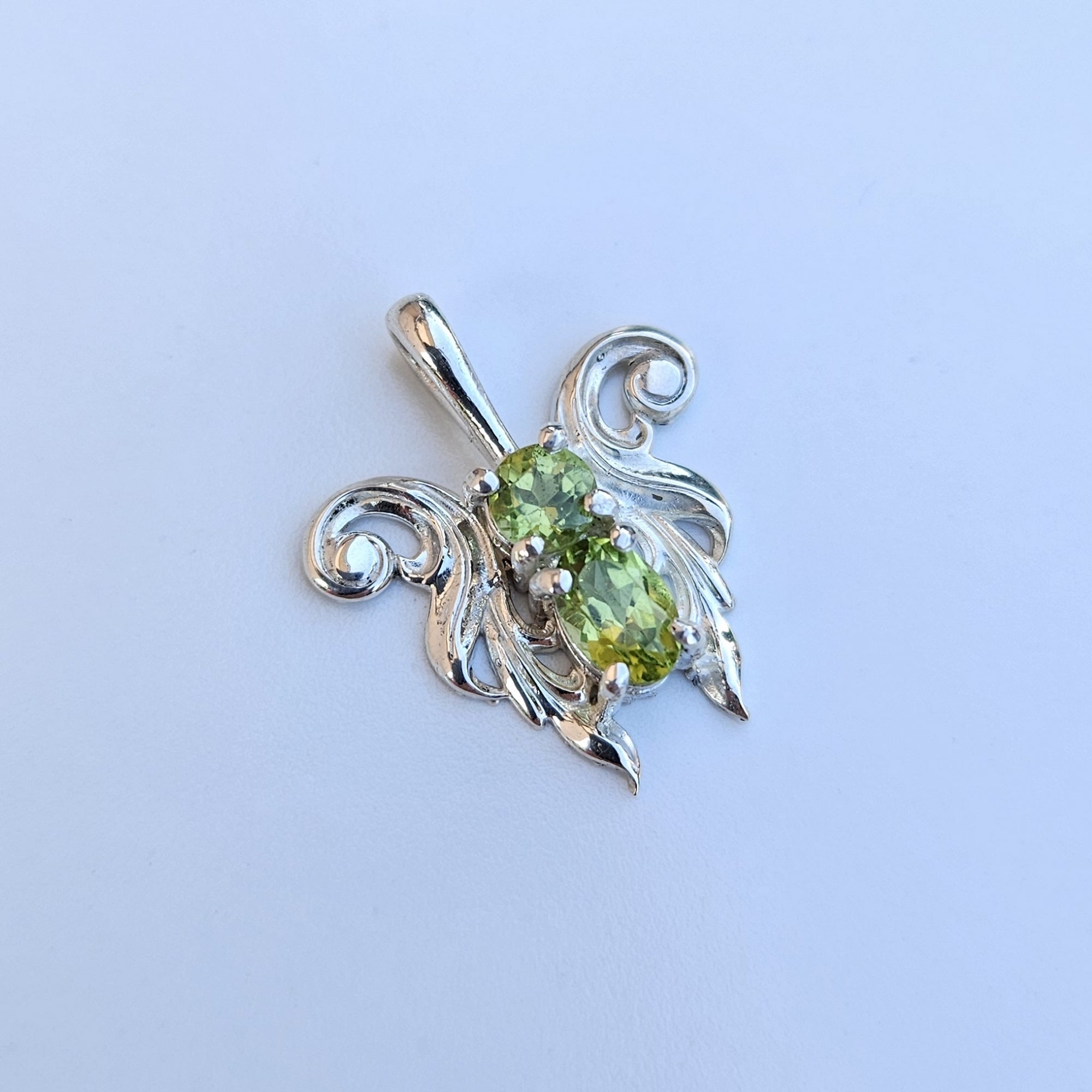 Ciondolo angioletto stilizzato con gemme di peridoto