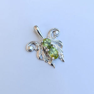 Ciondolo angioletto stilizzato con gemme di peridoto