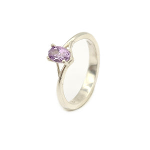 Anello con pietra ovale