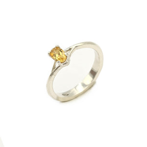 Anello con pietra ovale