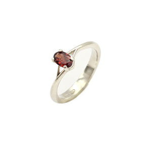 Anello con pietra ovale