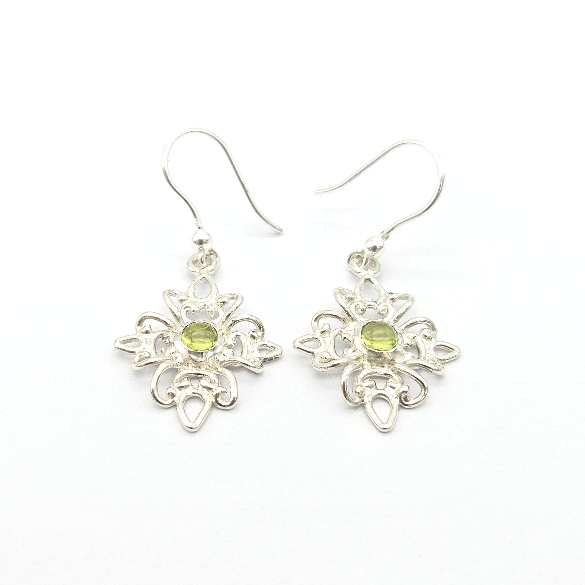 Orecchini in stile filigranato con peridoto