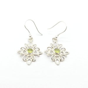 Orecchini in stile filigranato con peridoto