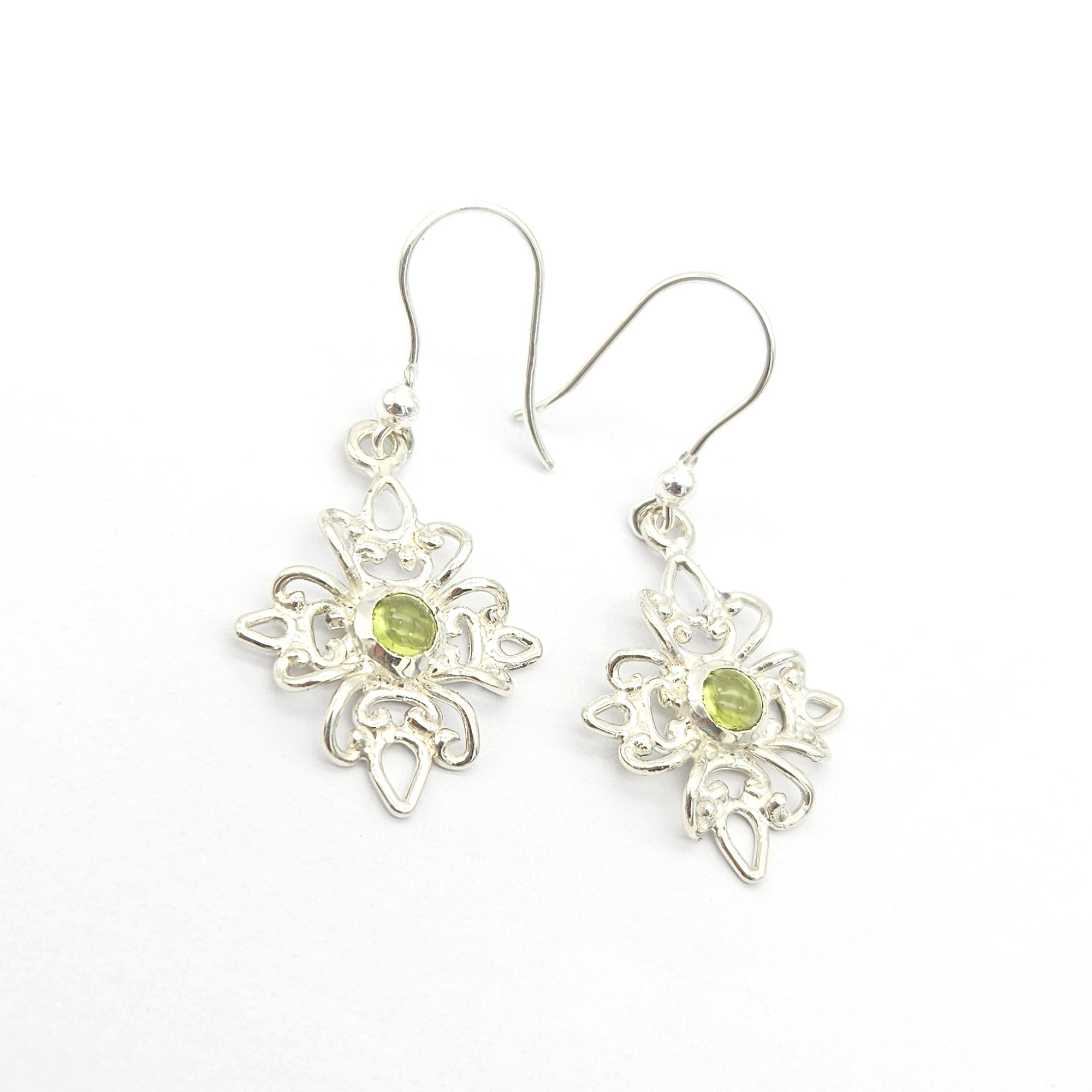Orecchini in stile filigranato con peridoto