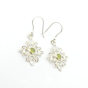 Orecchini in stile filigranato con peridoto