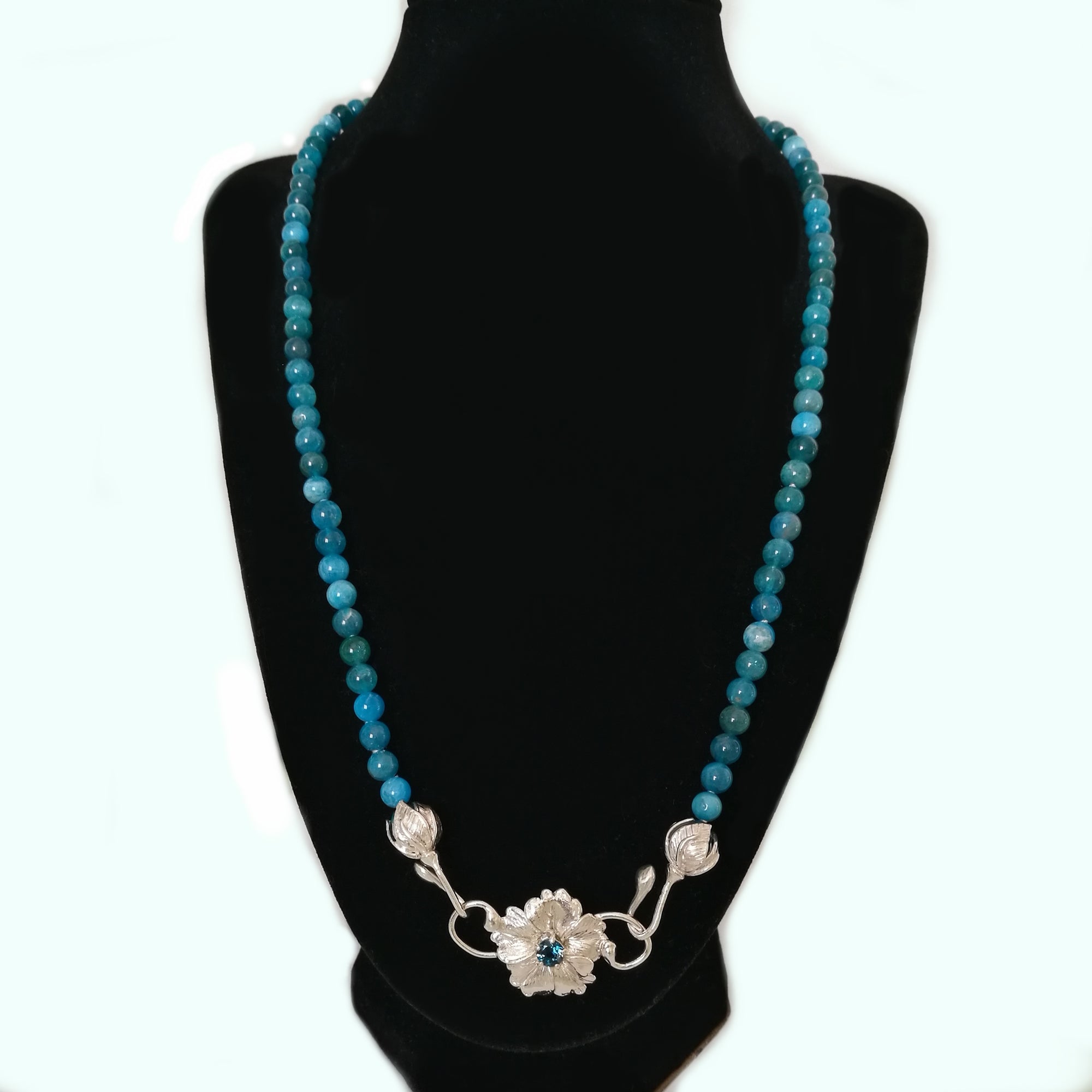 Collana di apatite con ciondolo in stile floreale