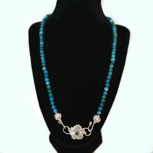 Collana di apatite con ciondolo in stile floreale