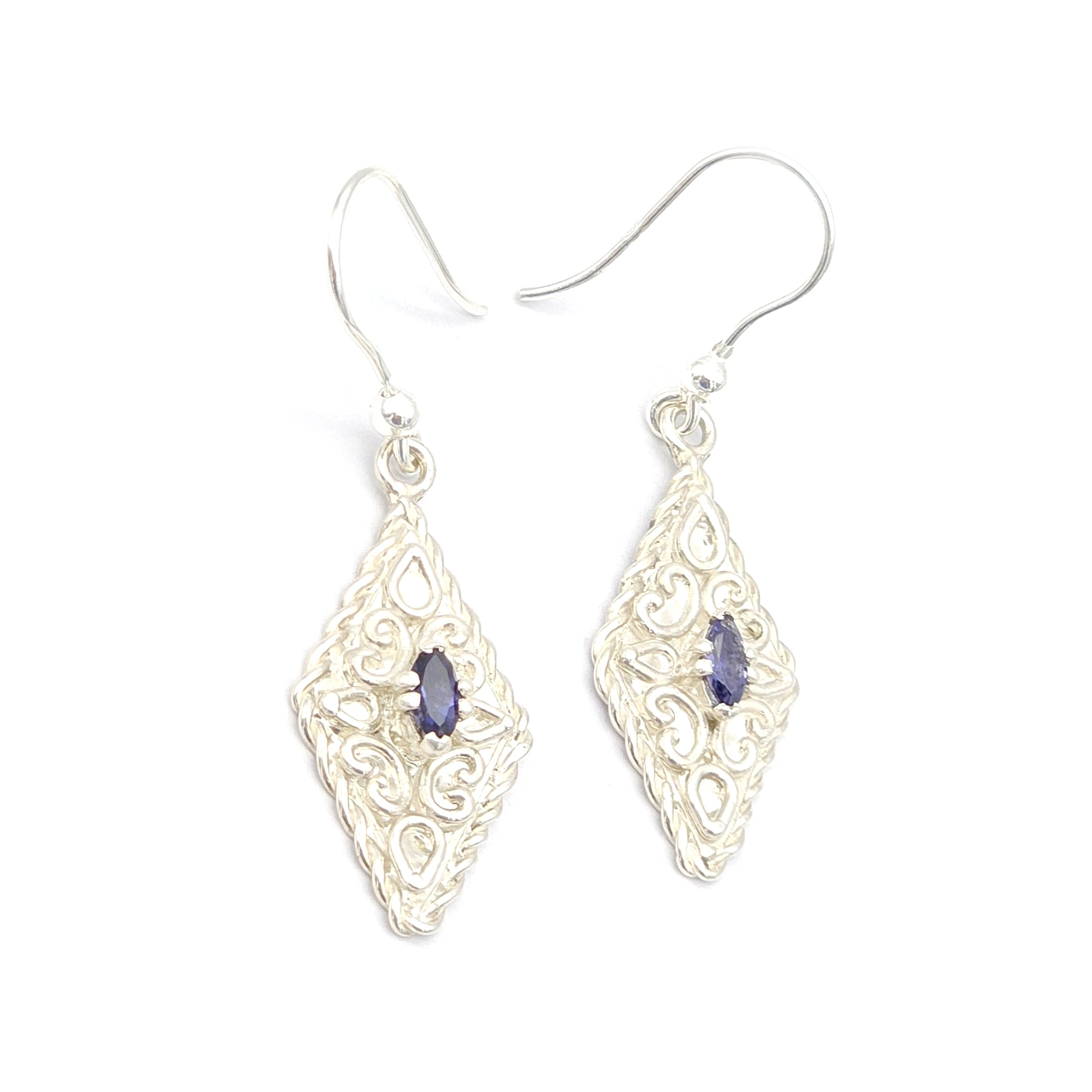 Orecchini con iolite marquise