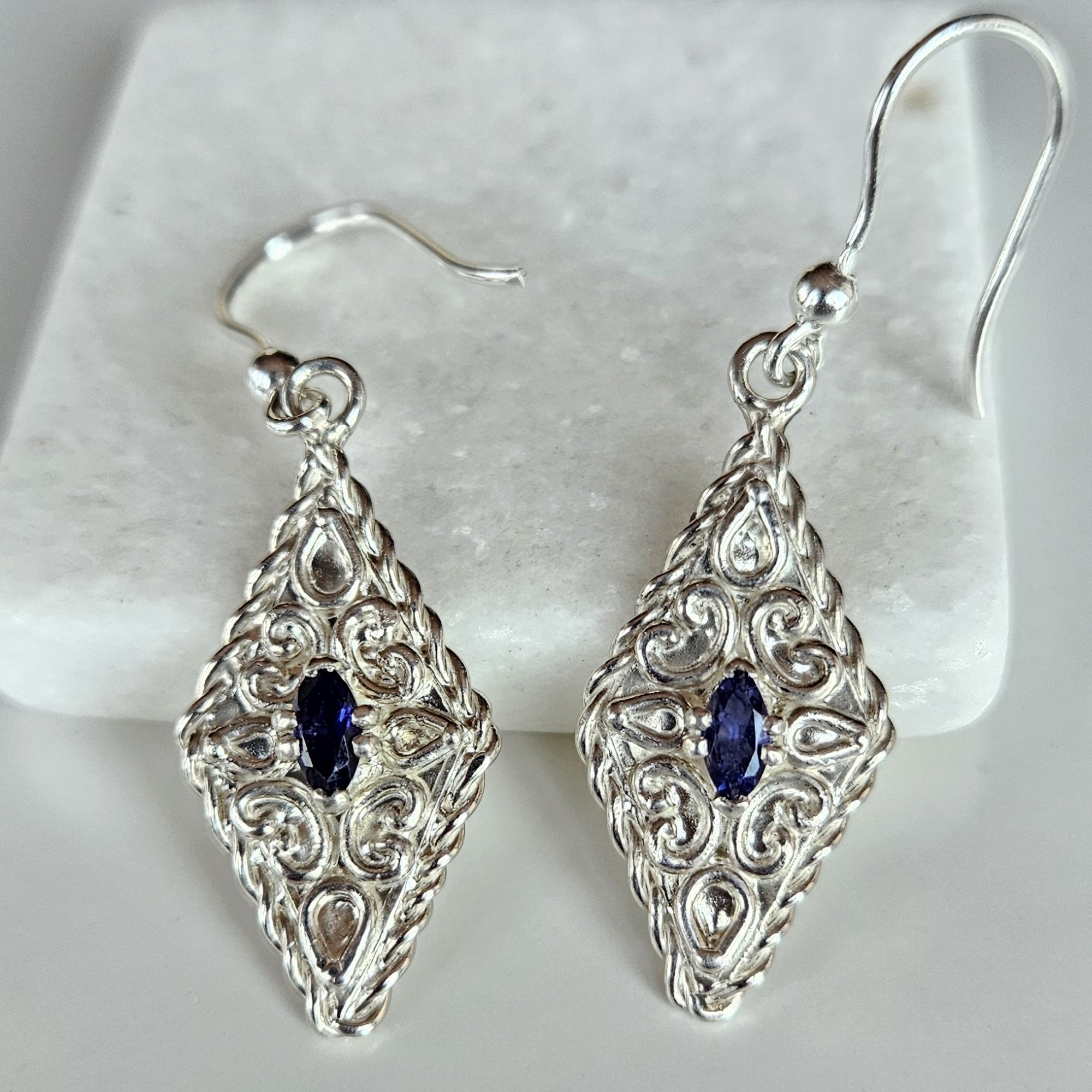 Orecchini con iolite marquise