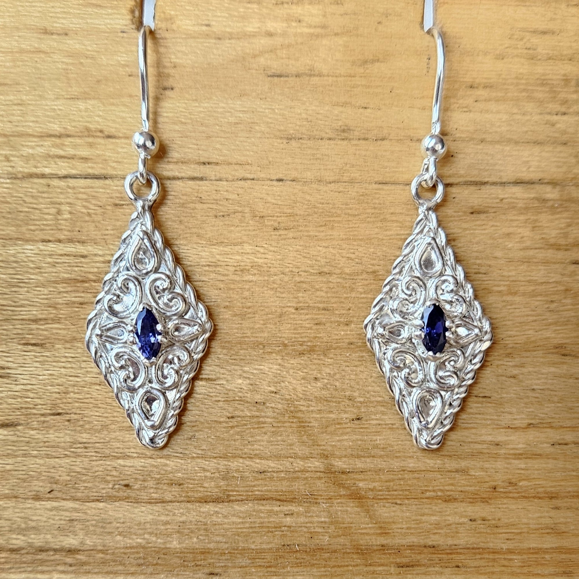 Orecchini con iolite marquise