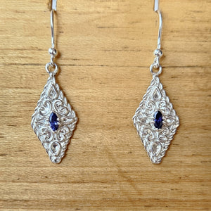 Orecchini con iolite marquise