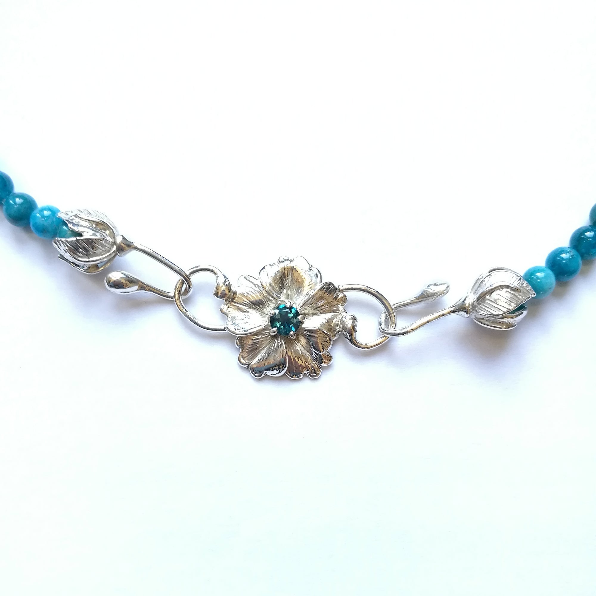 Collana di apatite con ciondolo in stile floreale