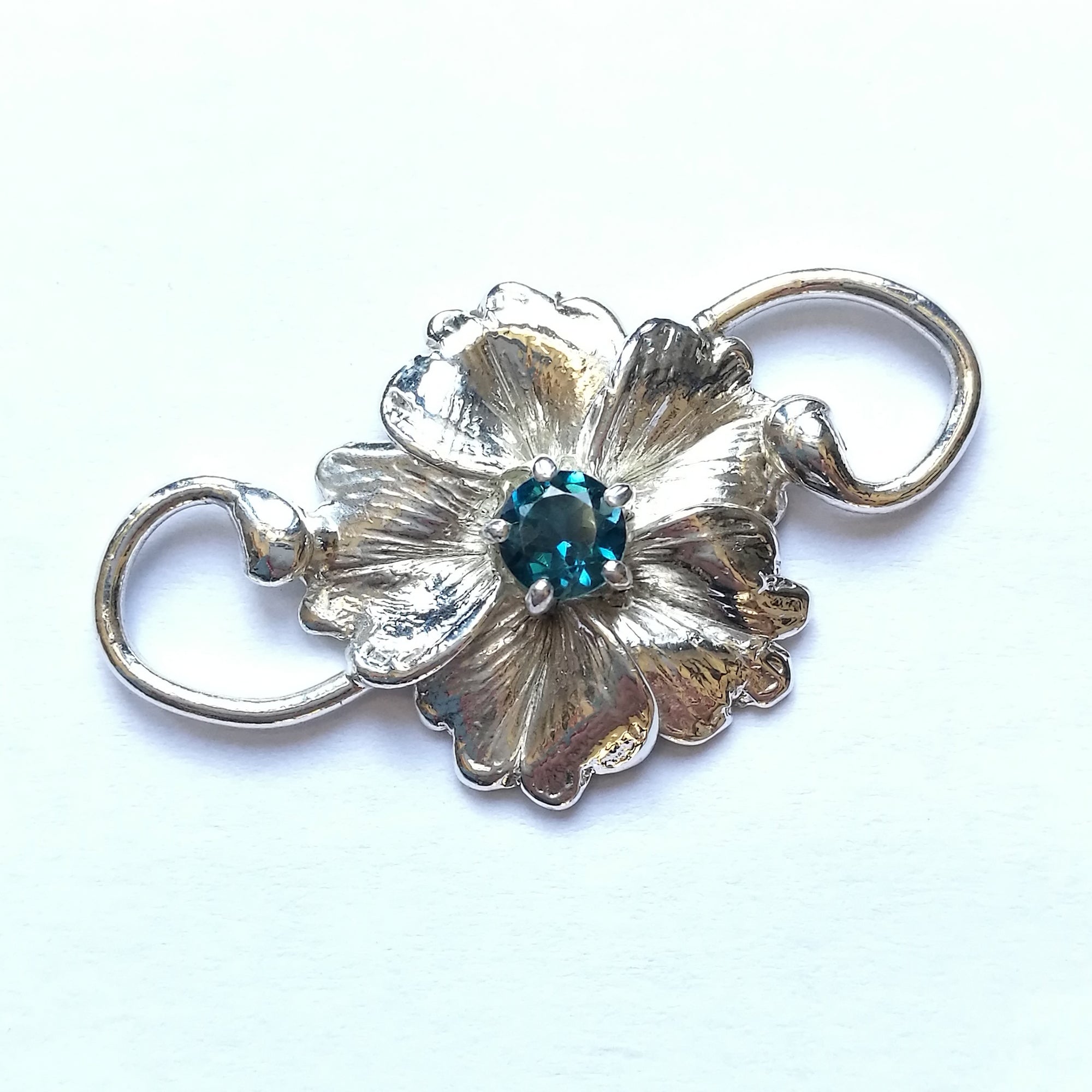 Collana di apatite con ciondolo in stile floreale
