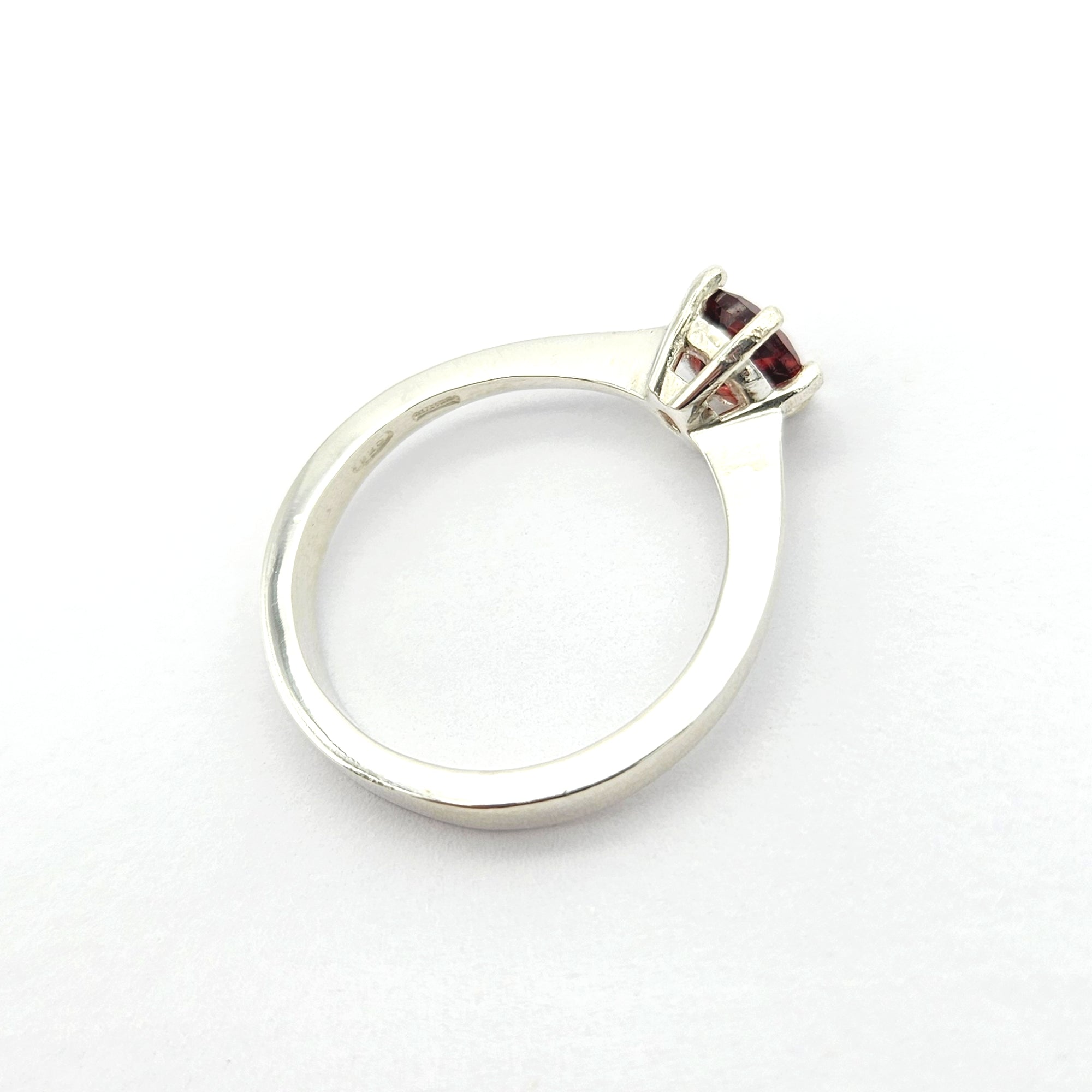 Anello solitario con granato