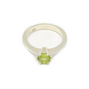 Anello solitario con peridoto