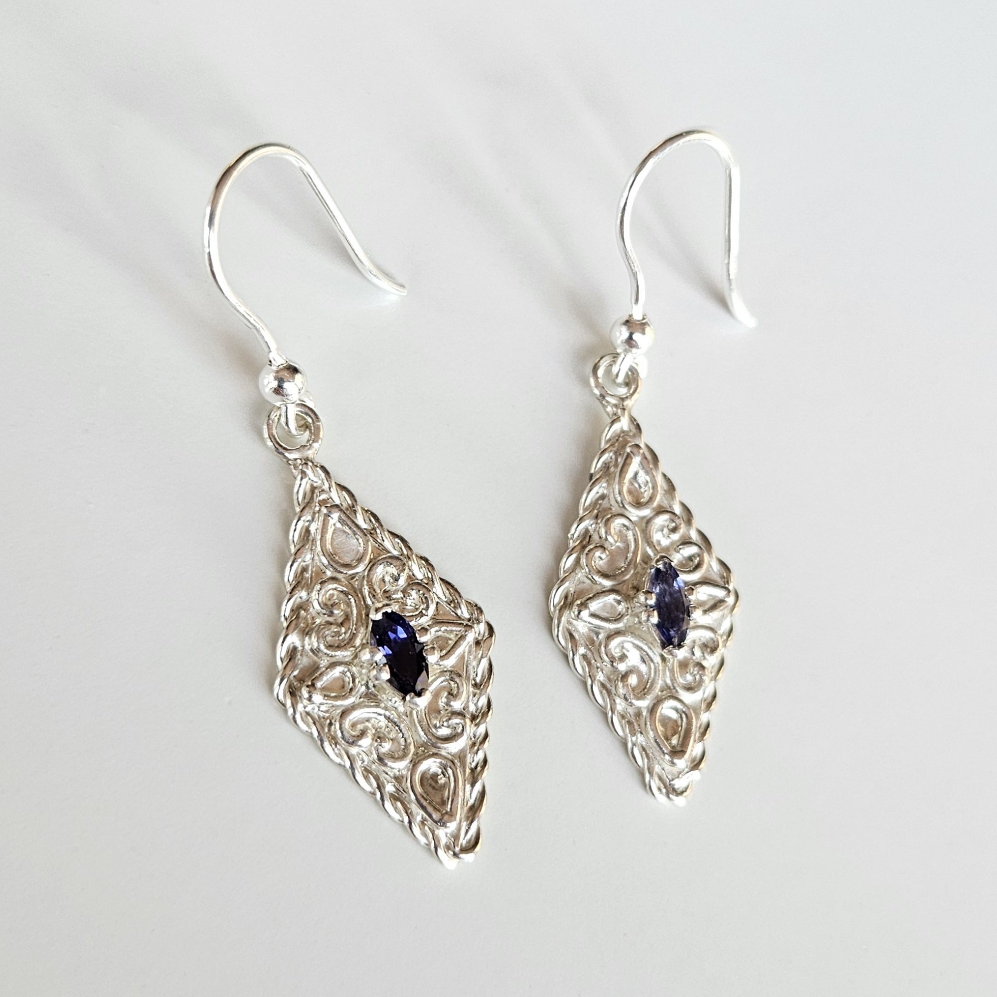 Orecchini con iolite marquise