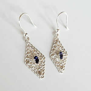 Orecchini con iolite marquise