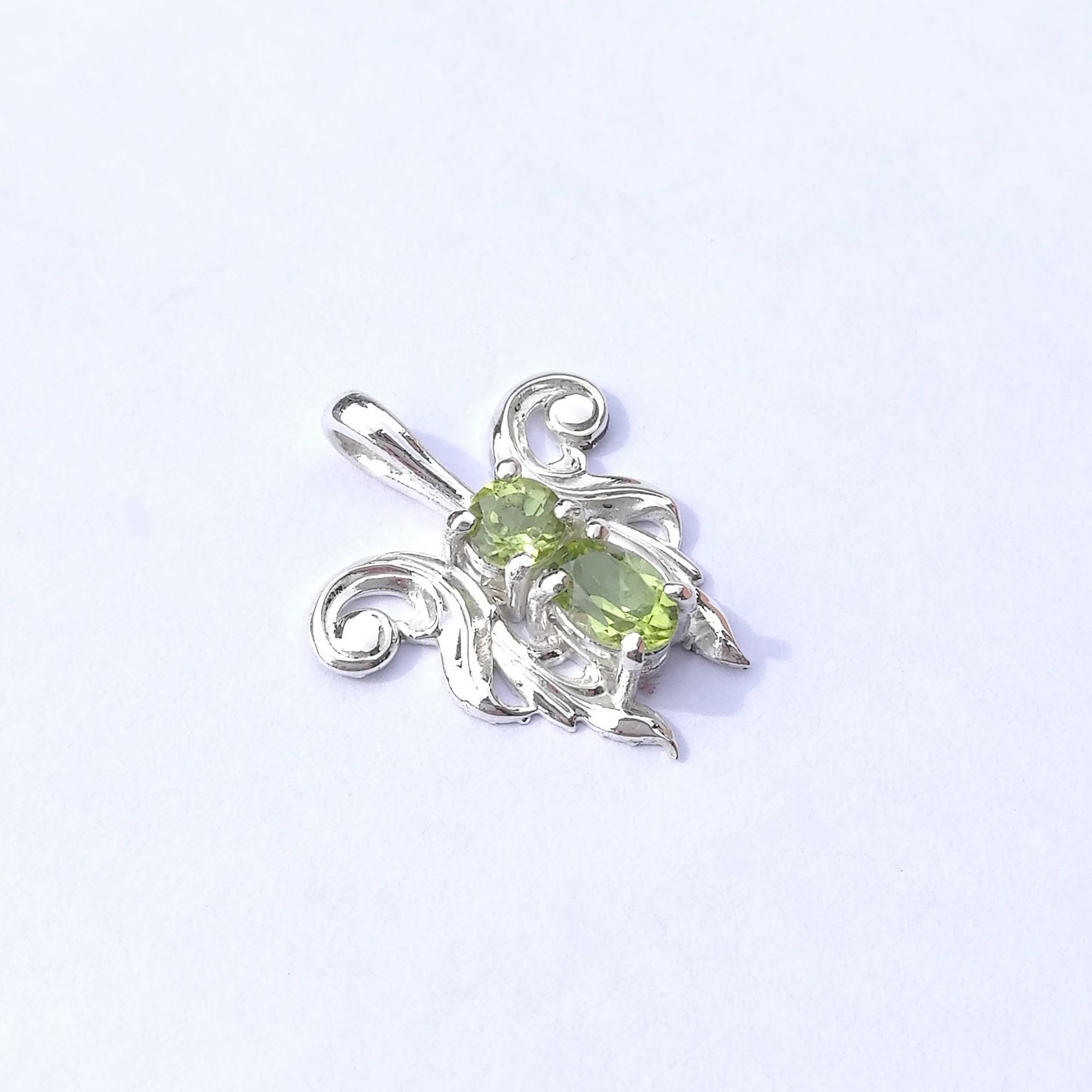 Ciondolo angioletto stilizzato con gemme di peridoto