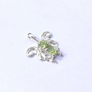 Ciondolo angioletto stilizzato con gemme di peridoto