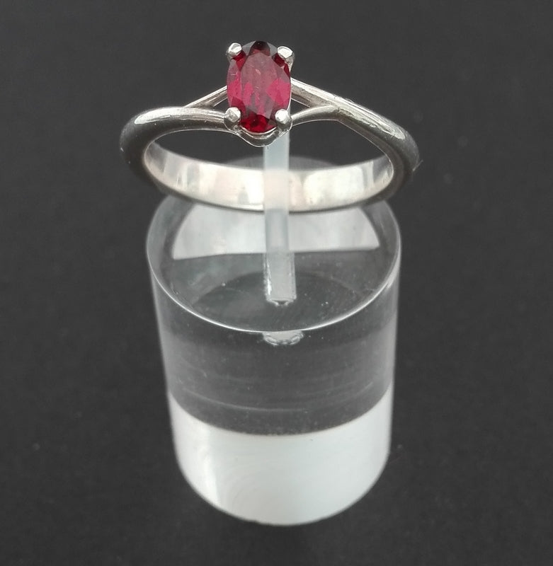 Anello con pietra ovale