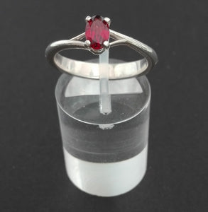Anello con pietra ovale