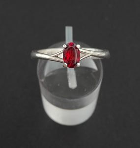 Anello con pietra ovale